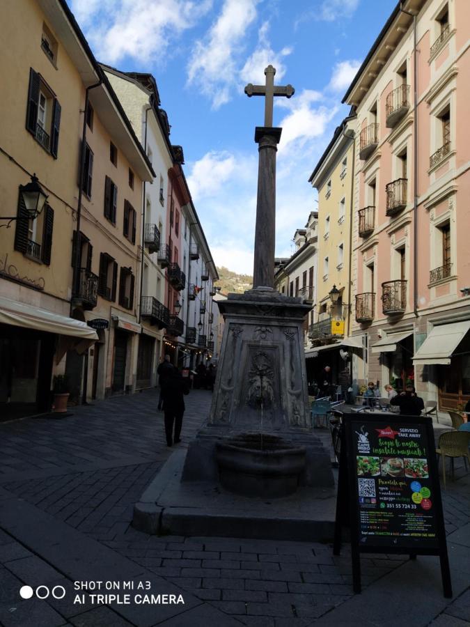 Ferienwohnung Un Oeil Sur La Cathedrale Aosta Exterior foto
