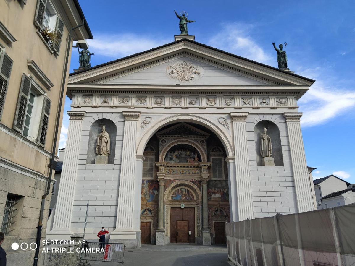 Ferienwohnung Un Oeil Sur La Cathedrale Aosta Exterior foto